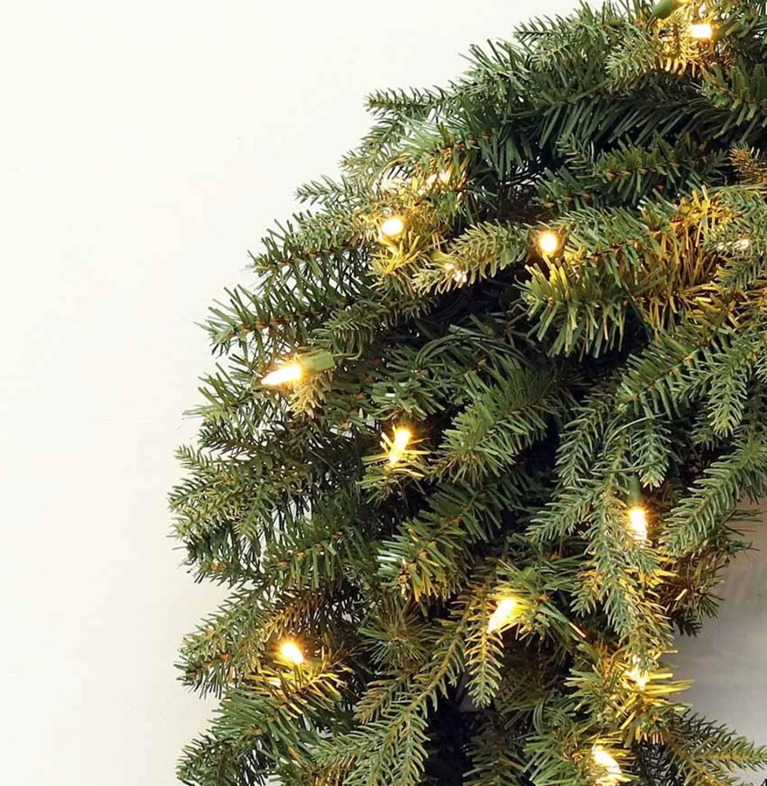 Outlet Treetime 24" Cumberland Fir Wreath - Clear LED